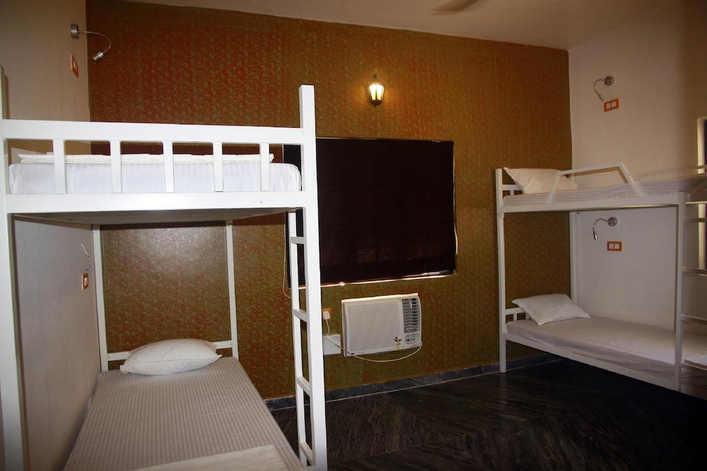 Wanderers Hostel Morjim Phòng bức ảnh